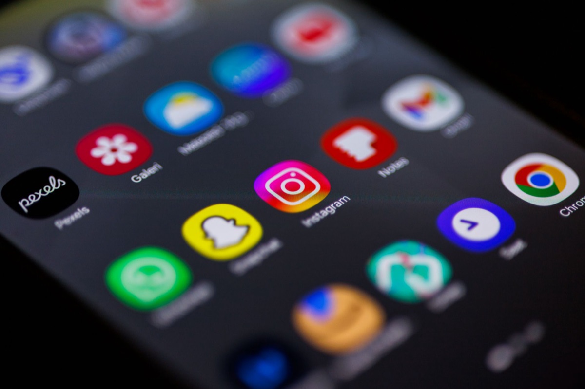 Icônes de réseaux sociaux sur un écran de smartphone.
