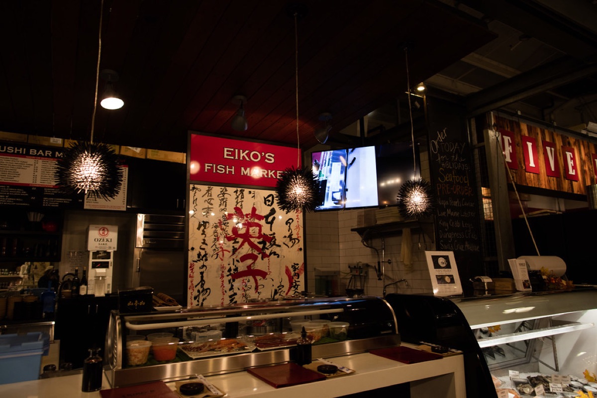 Un tavolo elegante in un caffè moderno