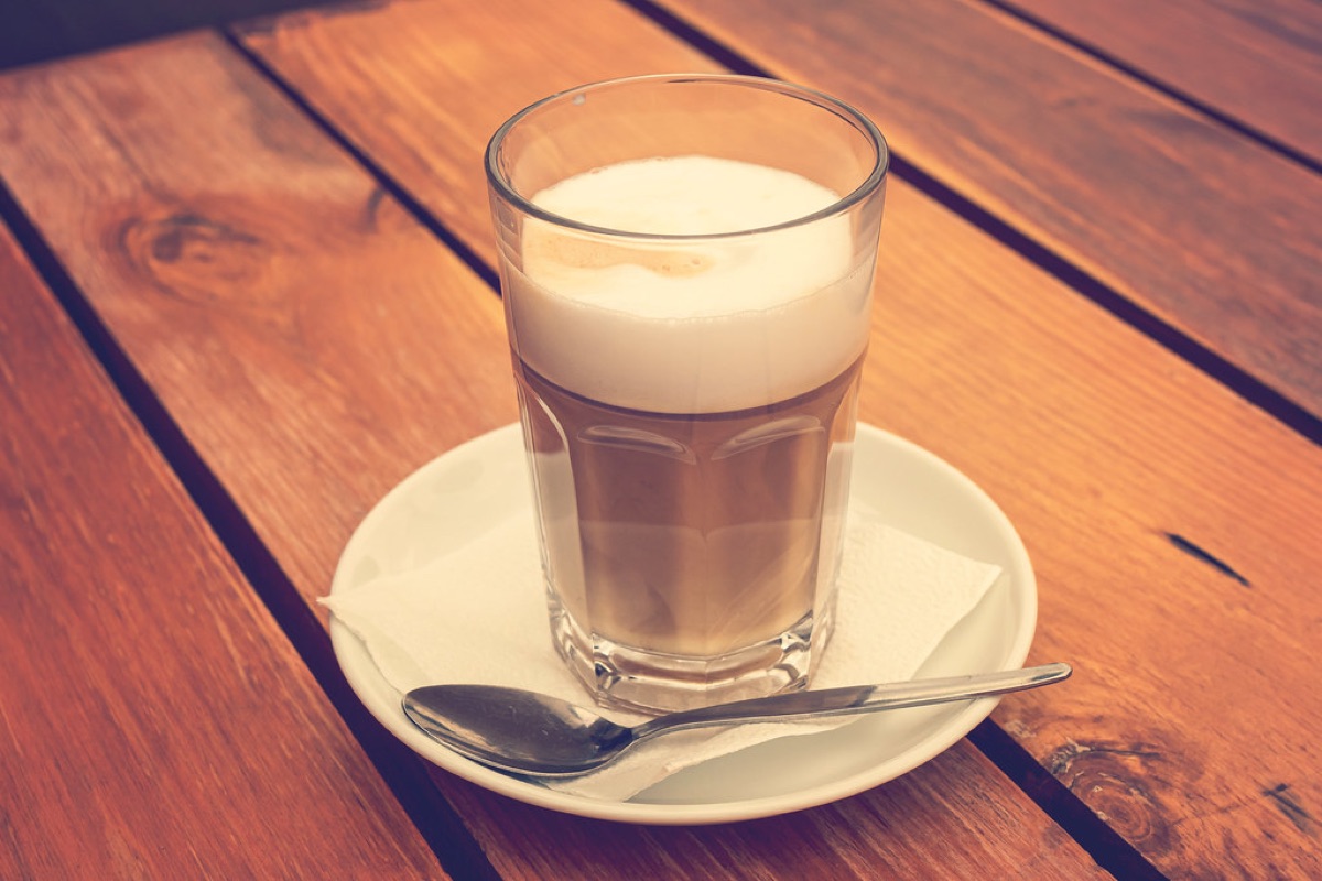 おしゃれなカフェのラテアートとコーヒー
