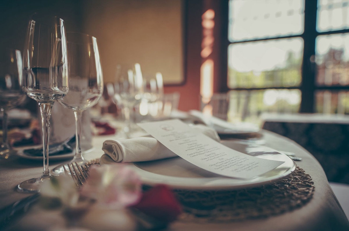 mesa de jantar elegante preparada para um encontro romântico