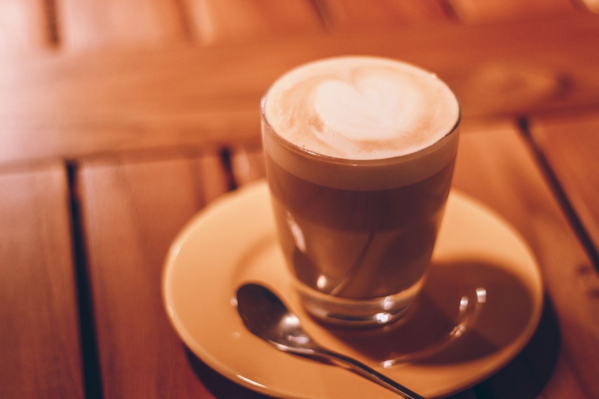 arte de coração na espuma do café em um café aconchegante