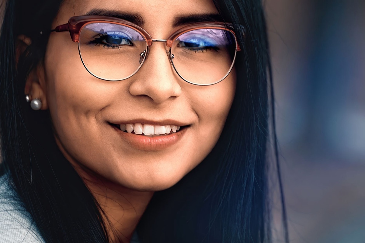 Gros plan sur un regard attentif et un sourire subtil.