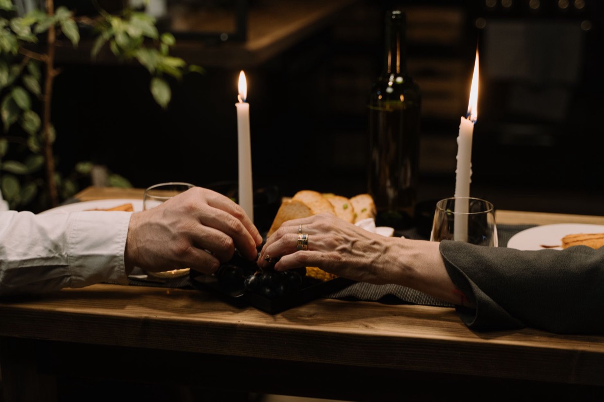 Mains de deux personnes se rapprochant sur une table.