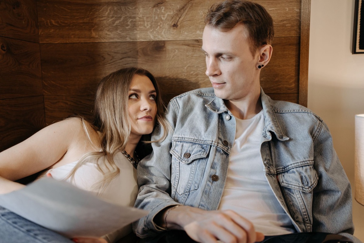 Homem mantendo contato visual profundo e sincero com uma mulher em um encontro.