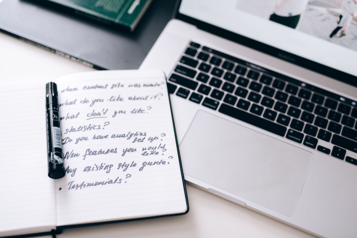 Quaderno con appunti e penna