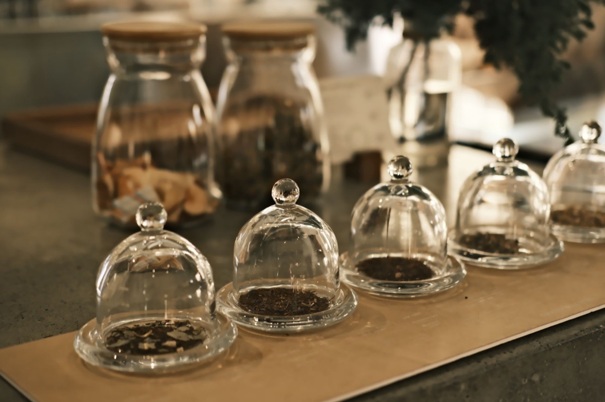 Transparent Glasbehälter auf Holztisch