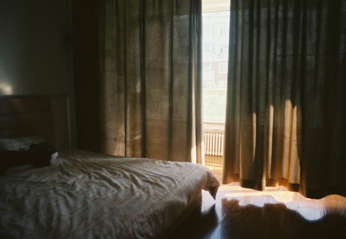 habitación con ventana abierta al sol