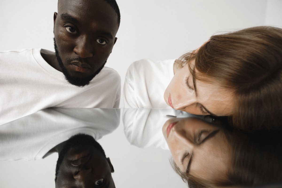 un miroir reflétant une expression apaisée
