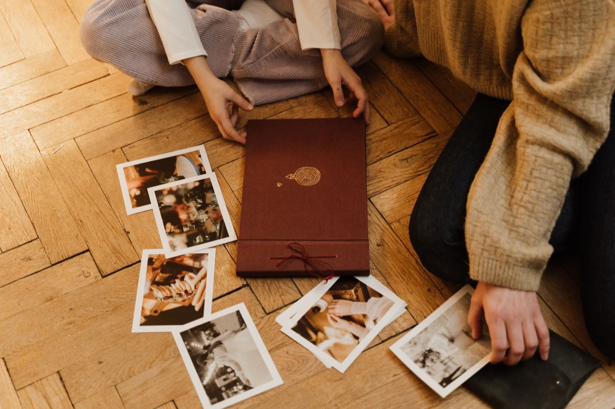 Fotoalbum auf Tisch