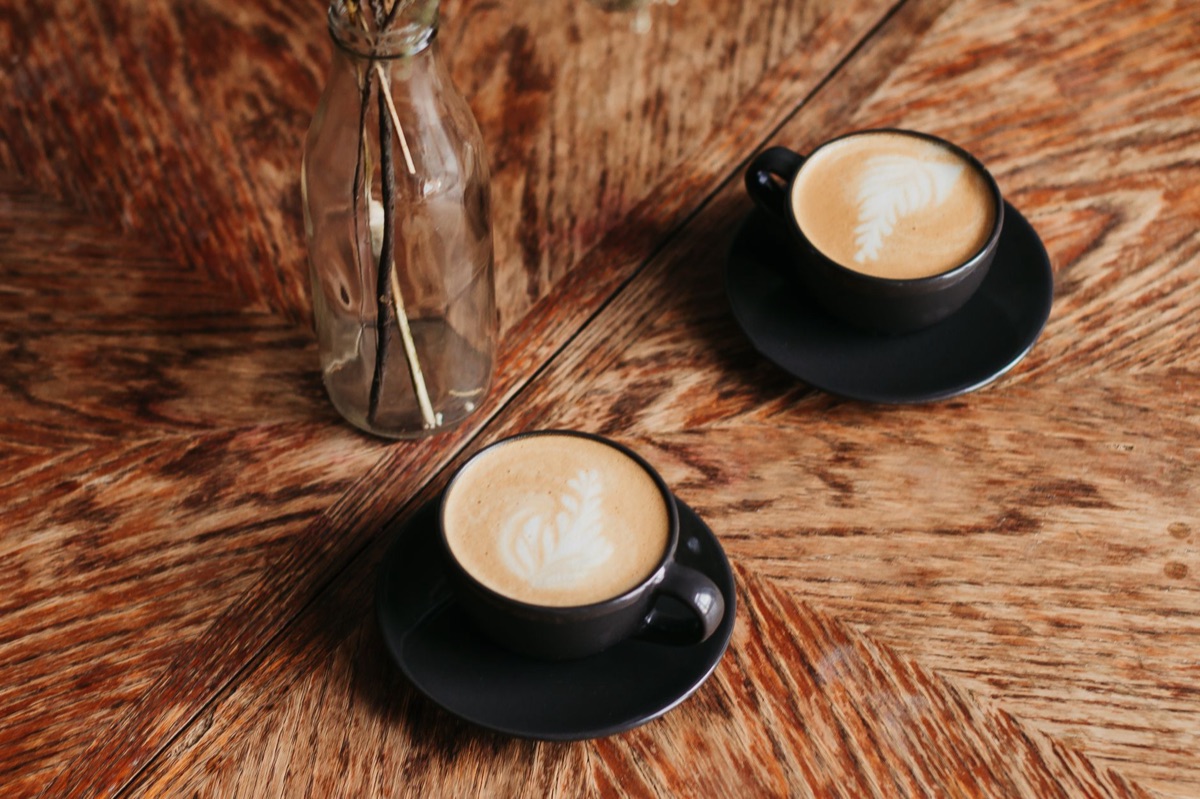mesa de café con tazas