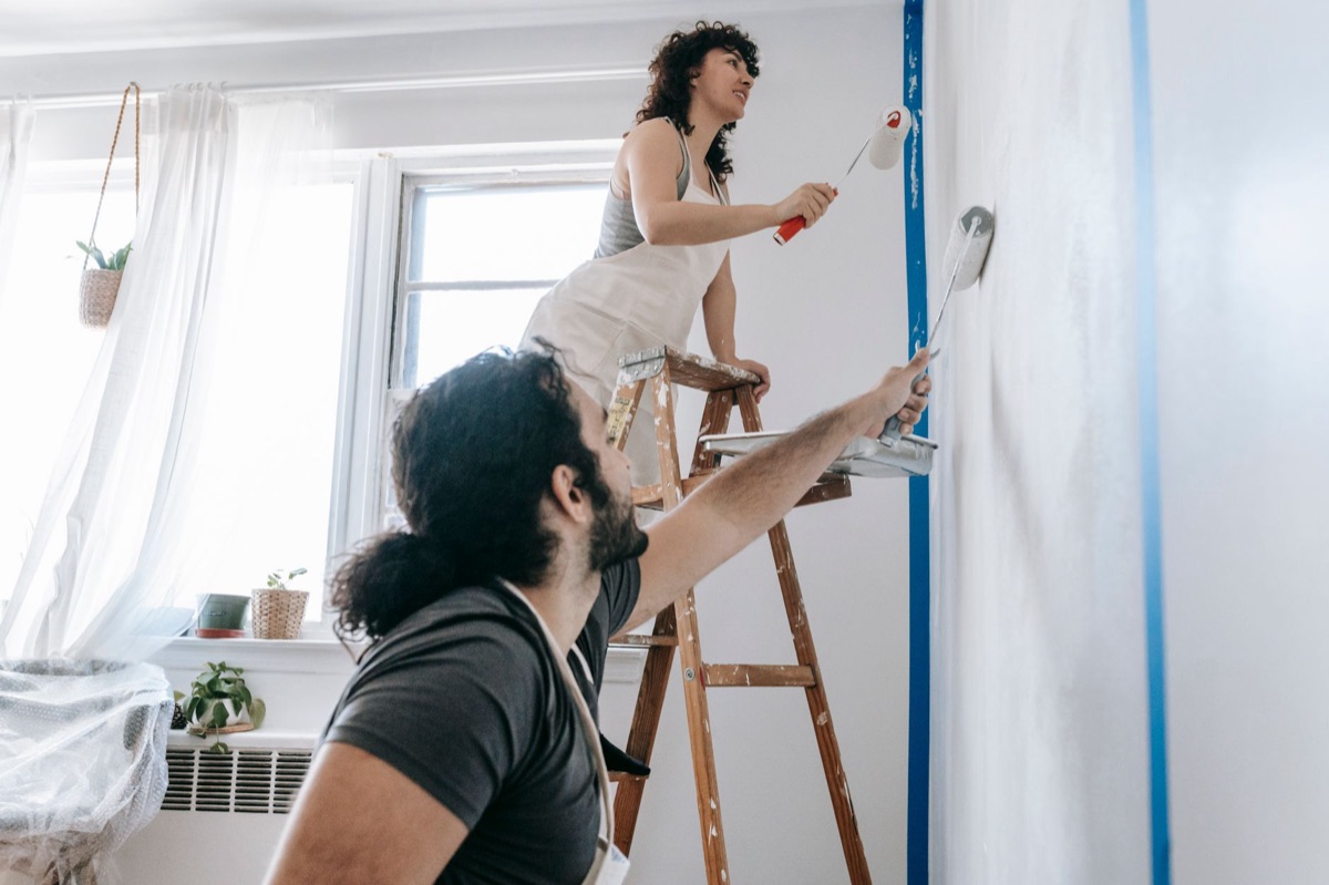 couples trabalhando em projeto DIY