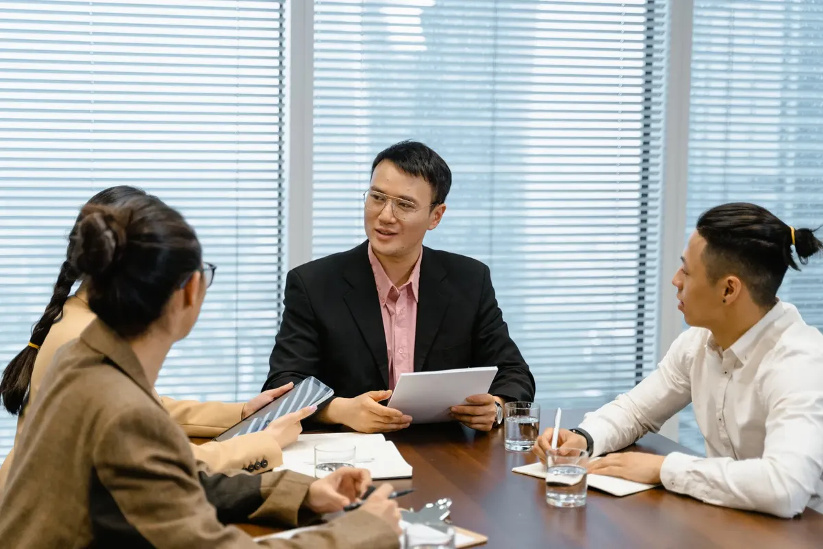 一群商業專業人士在現代辦公室環境中進行討論